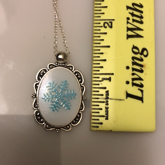 Vintage Pyrex Snowflake upcycled handmade necklace pendant charm - Picture 5 of 6